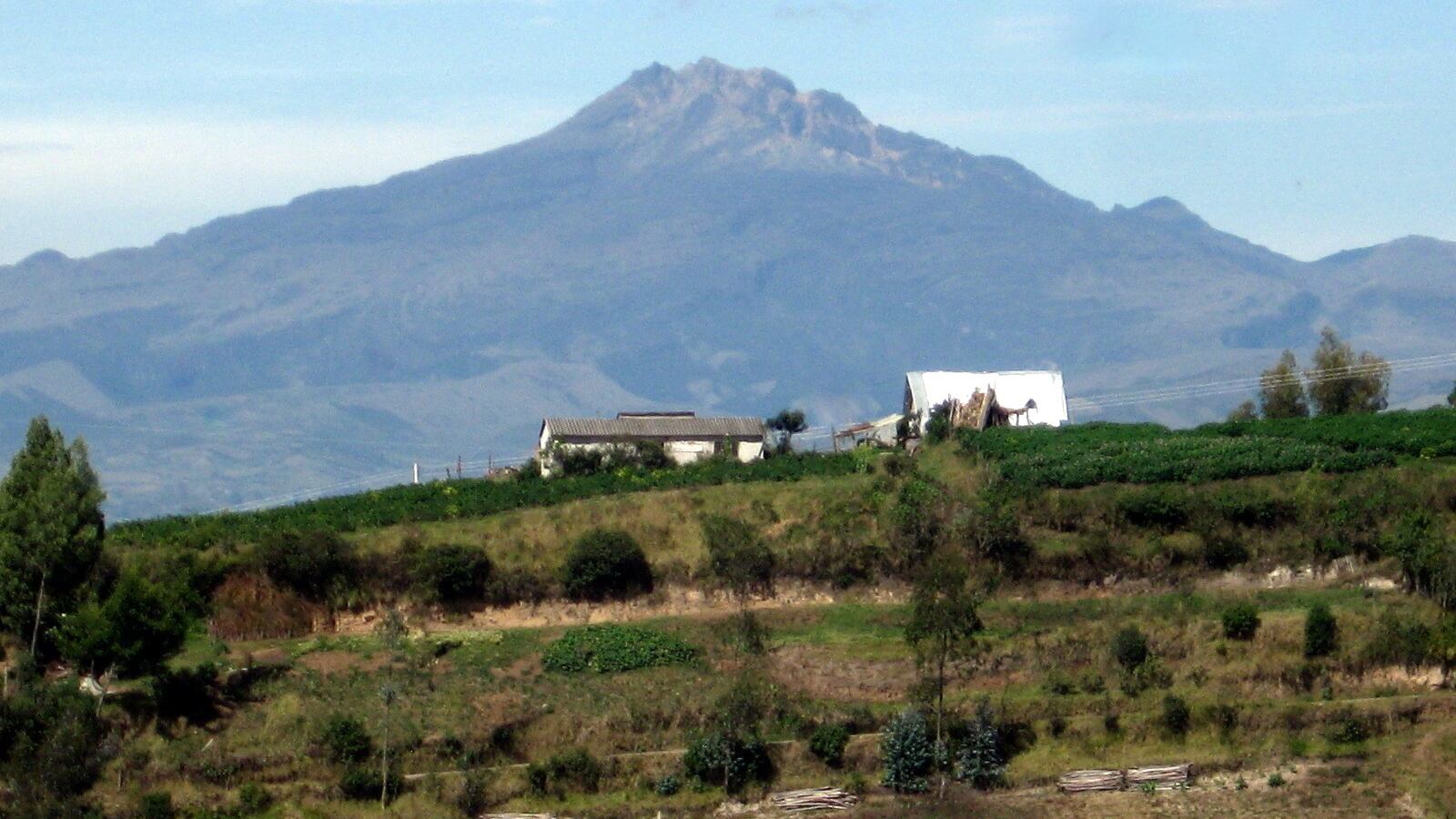 El gobernador de la provincia de Carchi, Yaco Martínez, indicó a Efe que el fuerte sismo de este lunes generó, además de destrozos, preocupación porque el epicentro se situó en la zona