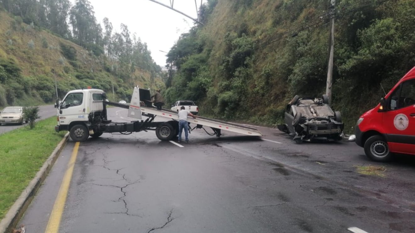 Vehículo se volcó en la av. Simón Bolívar, en el sector de Zámbiza, en Quito