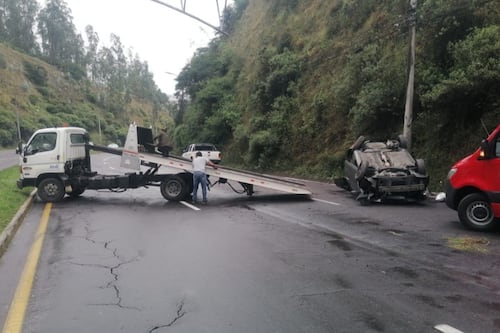 Vehículo se volcó en la av. Simón Bolívar, en el sector de Zámbiza, en Quito
