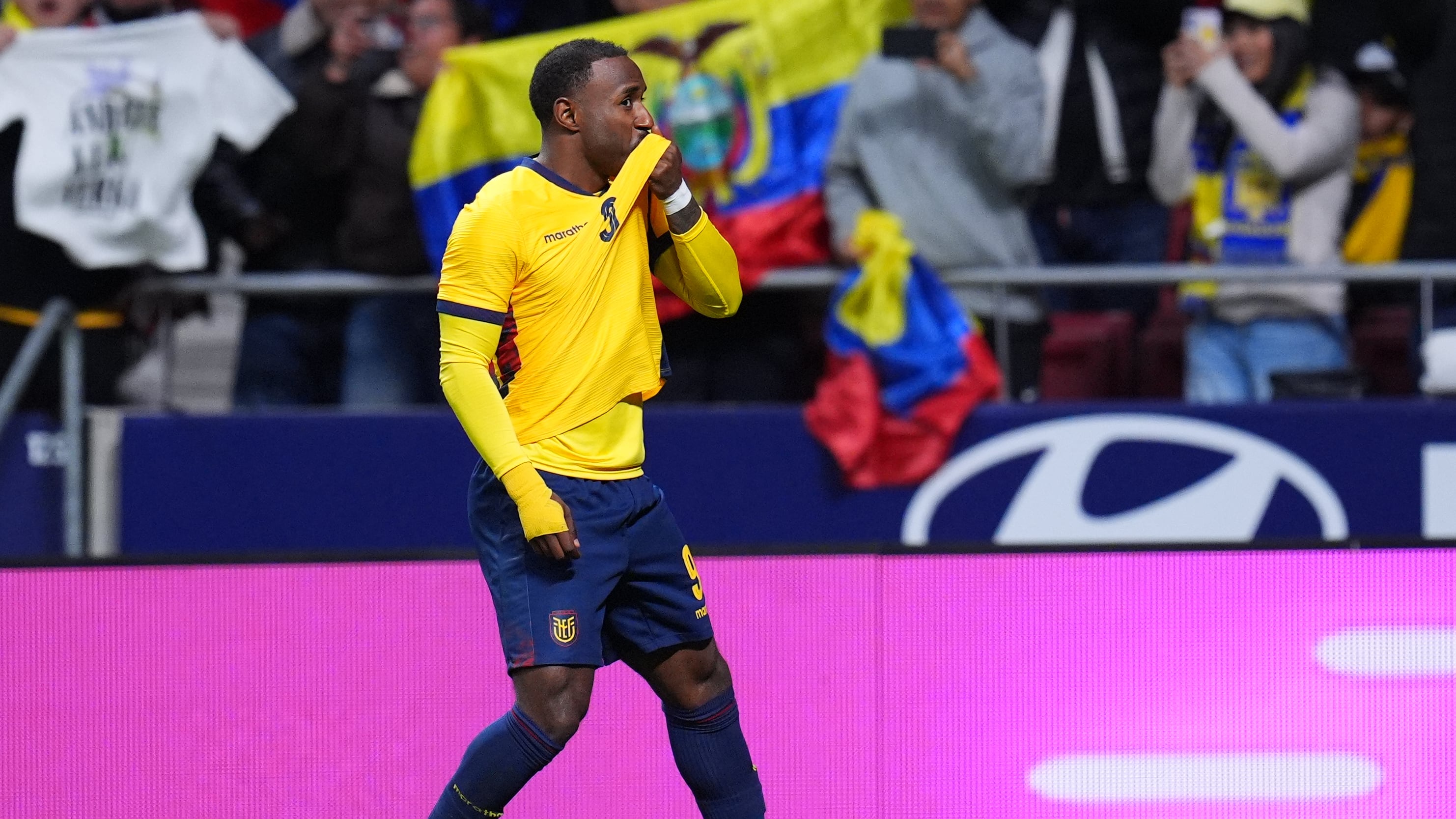 Jhon Yeboah festeja su gol con Ecuador ante Marruecos