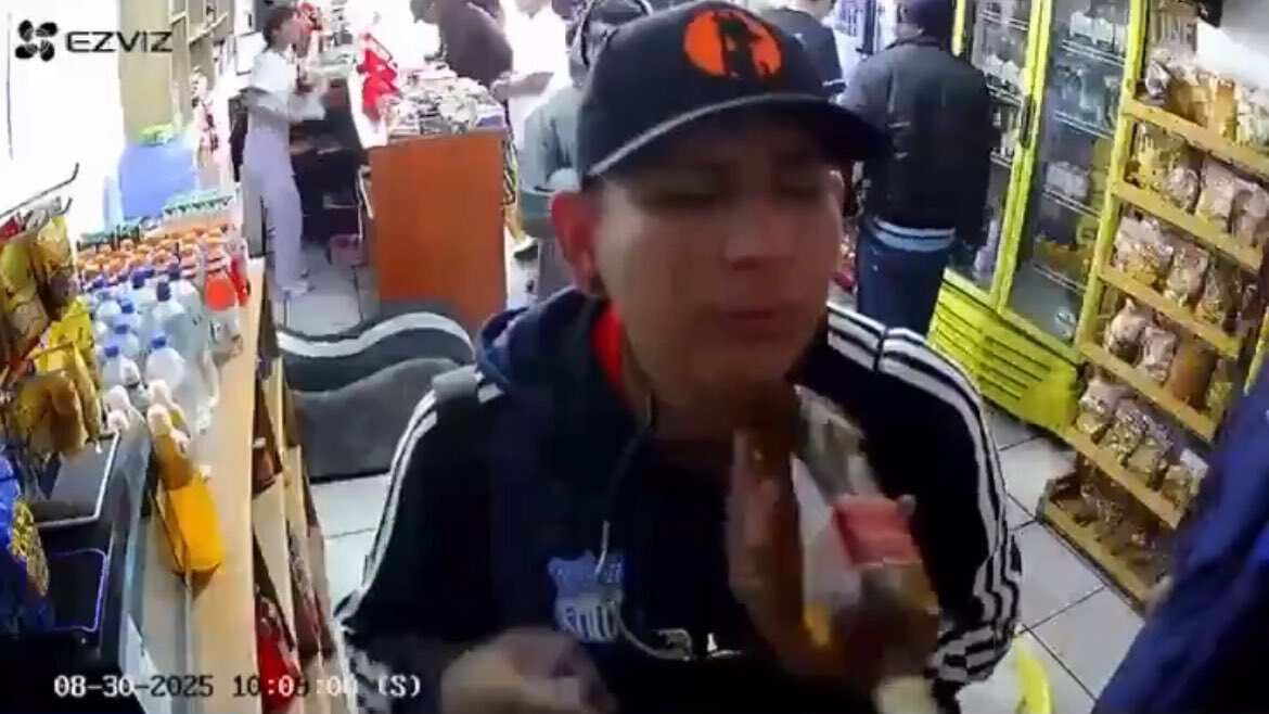 Hinchada eléctrica protagoniza robo en un MiniMarket Fuente: @Cpequenio