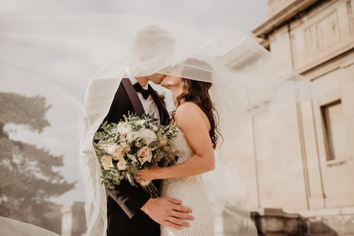 Novio casi queda paralítico en su boda luego de que sus amigos lo lancen al aire