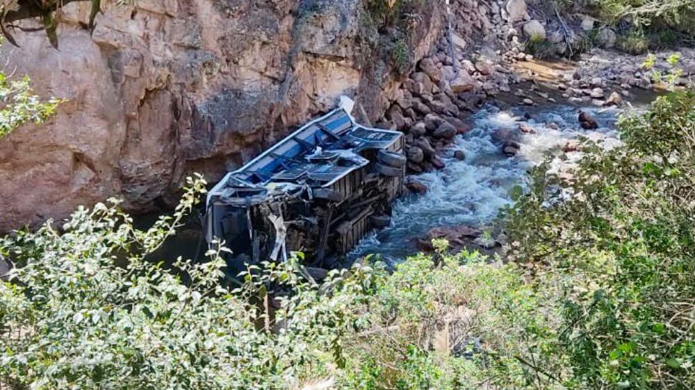 Cuatro fallecidos y 16 heridos tras el accidente de un bus donde viajaba una delegación de la Federación Deportiva de Loja.