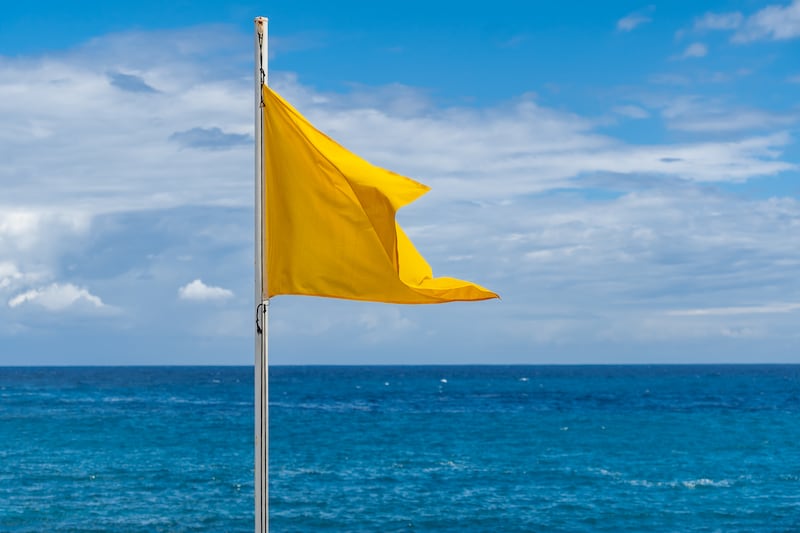 El Inocar alertó que el fuerte oleaje genera corrientes de resaca y riesgo para bañistas y embarcaciones pequeñas. Al menos 41 playas del país presentan bandera amarilla.