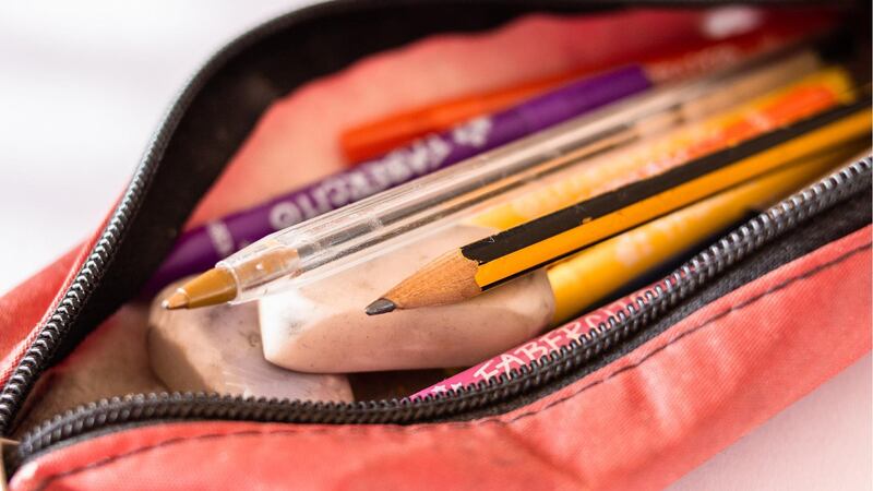 Critican a desesperada madre que robó útiles escolares y usuarios la defienden: “no es su culpa”