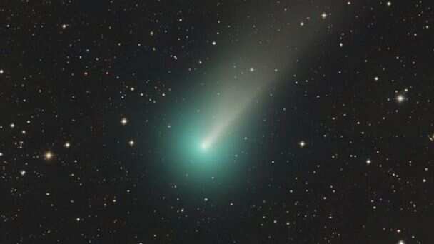 Cometa verde que se aproxima a la Tierra