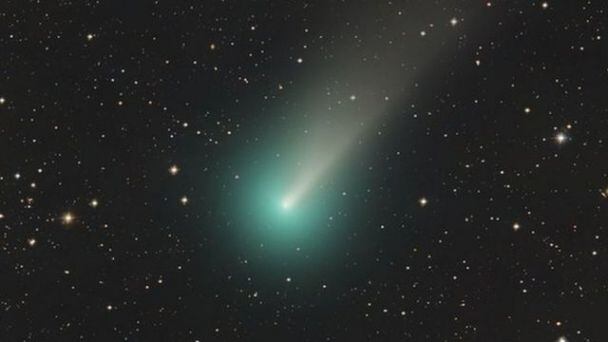 Cometa verde que se aproxima a la Tierra