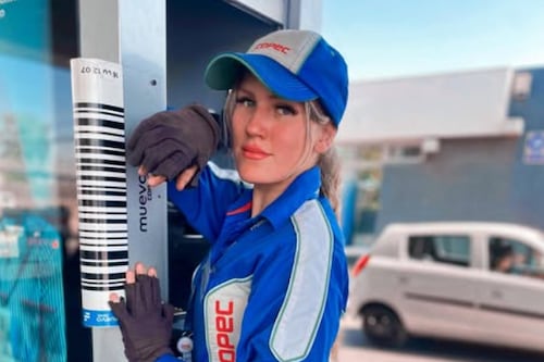 Video: influencer que trabaja como despachadora en gasolinera de Chile denuncia ataque por celos