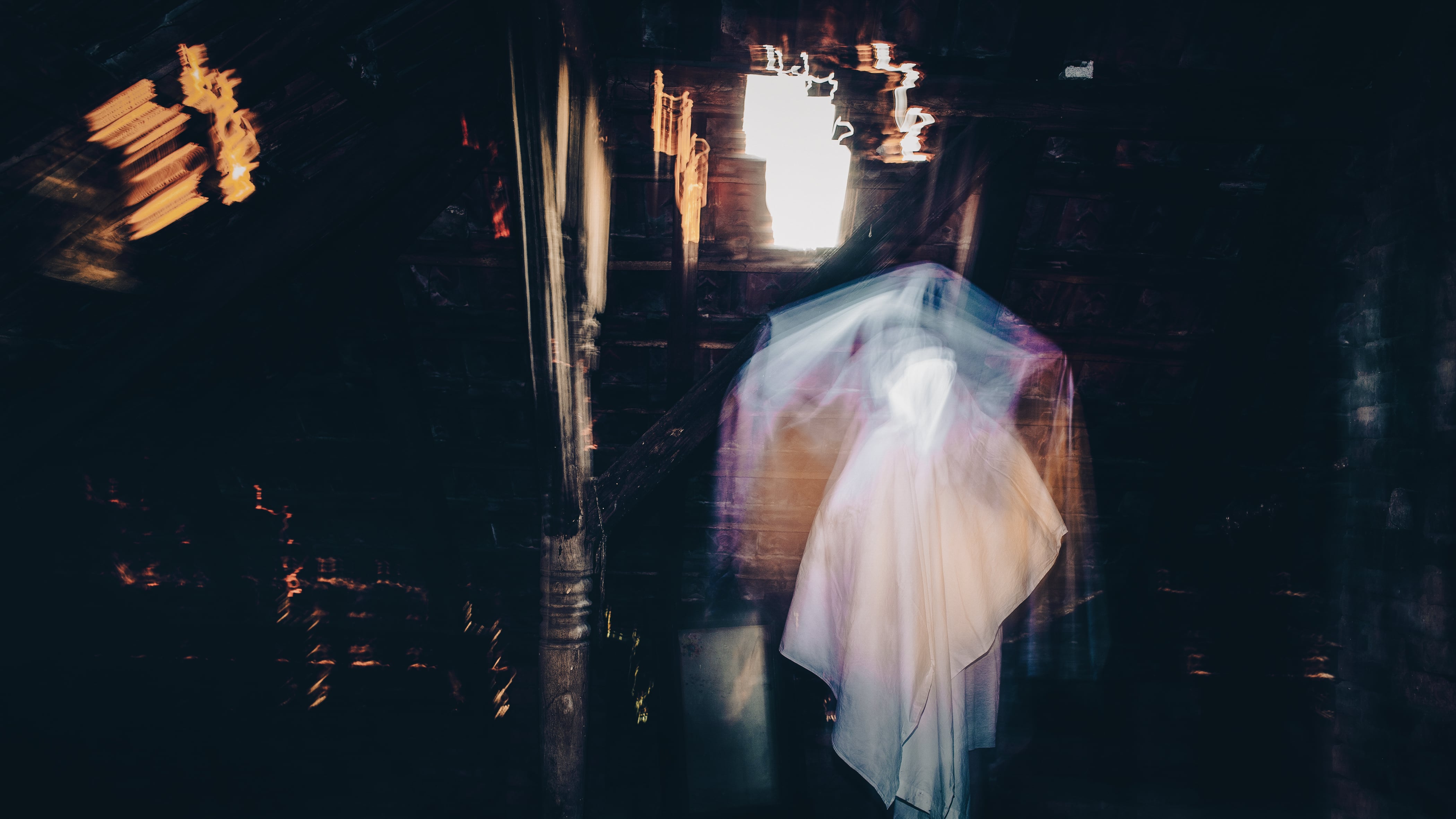 Imagen borrosa de un fantasma en una casa