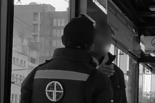 Hombre amenaza a funcionaria en parada del Trole en el norte de Quito: “Ve p... no me estés grabando”