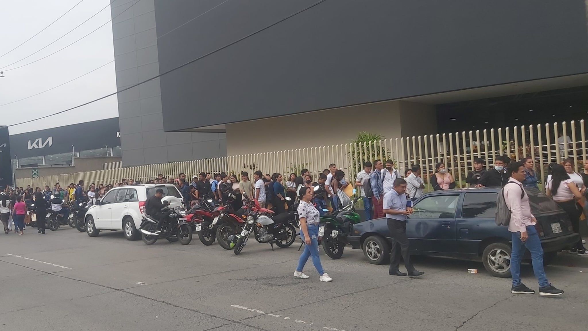 Caos y largas filas por ingreso a supermercados en Black Friday