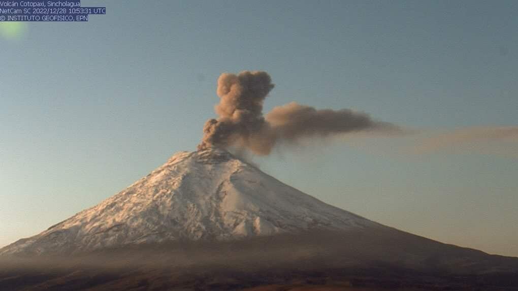¡Imponente y majestuoso! El volcán Cotopaxi amaneció despejado con una columna de 900 metros de vapor con poca ceniza