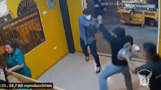 Un nuevo video revela que dos antisociales participaron del hecho.