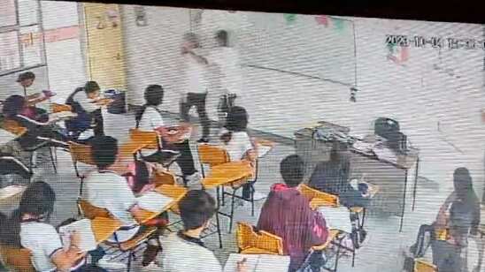 Alumno apuñala a su maestra en México