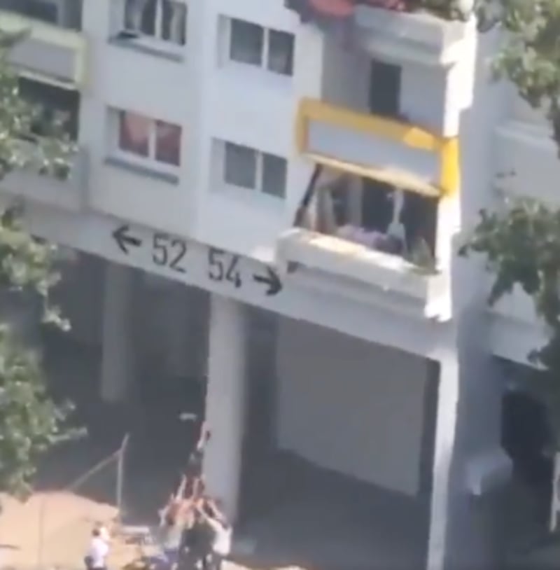 Impactante rescate de dos niños durante un incendio en Grenoble.