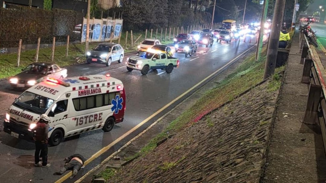 Motociclista cae desde paso elevado en la Av. Mariscal Sucre y provoca cierre parcial de carriles - Fuente: ECU 911