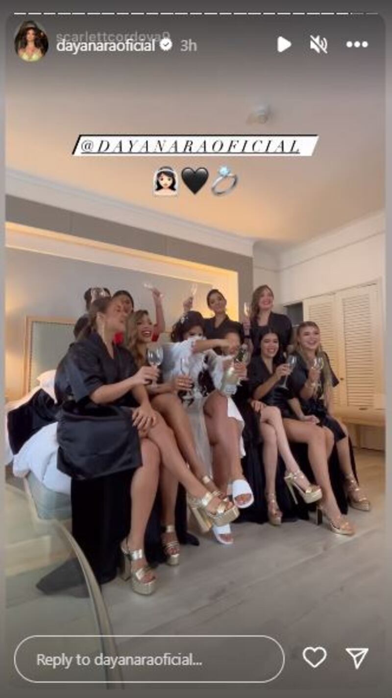 Dayanara Peralta con sus damas de honor antes de la boda (Foto: Instagram @dayanaraoficial)