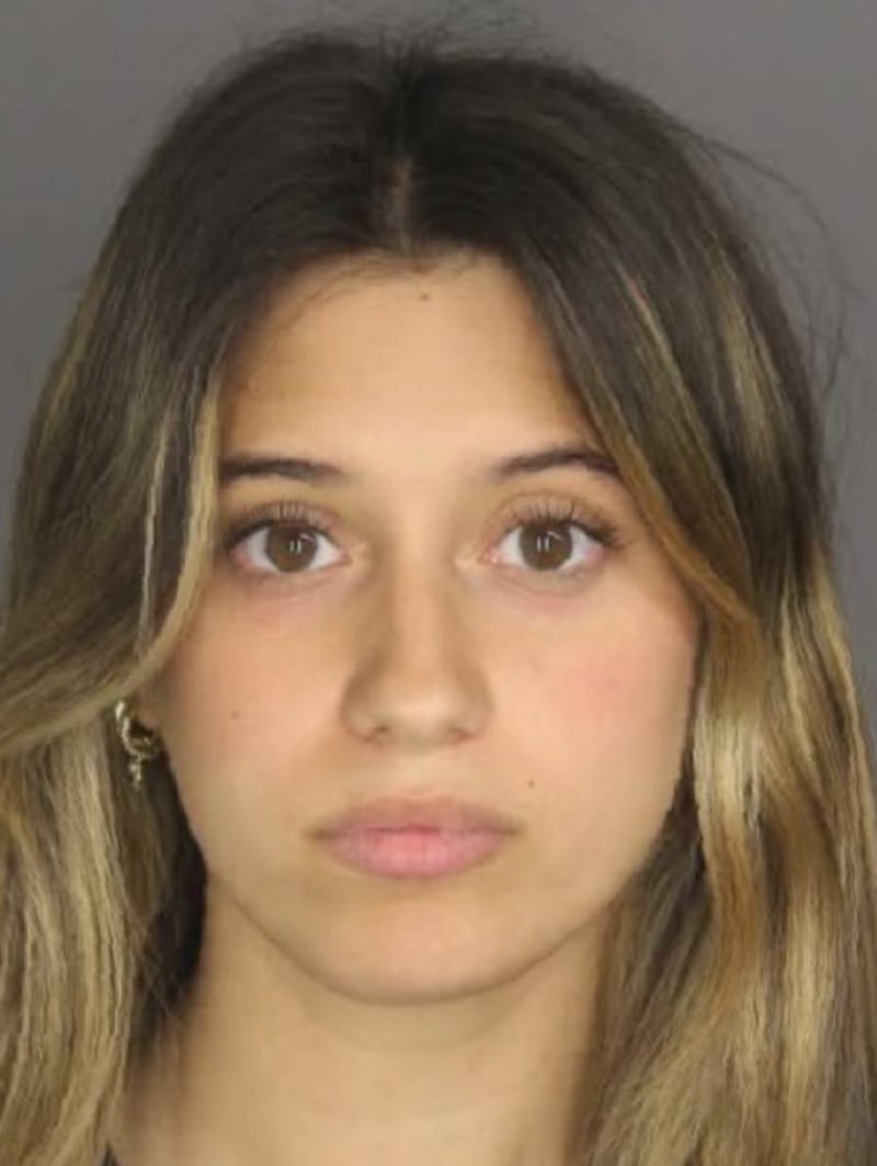 Anamaria Milazzo, de 22 años, fue arrestada en Nueva York y acusada de enviar fotos explícitas a un adolescente de 14 años.