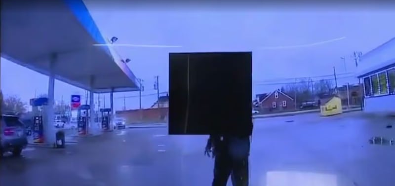 Empleado de gasolinera salva a niña de un secuestro después de que ella hiciera un gesto pidiendo ayuda.