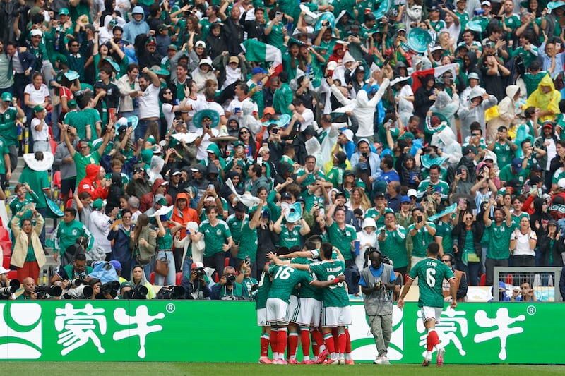 GR4336. CIUDAD DE MÉXICO (MÉXICO), 11/06/2026.- Jugadores de México celebran un gol este jueves, durante un partido del grupo A del Mundial de la FIFA 2026 entre México y Sudáfrica en el estadio Azteca de Ciudad de México (México). EFE/ Sashenka Gutiérrez