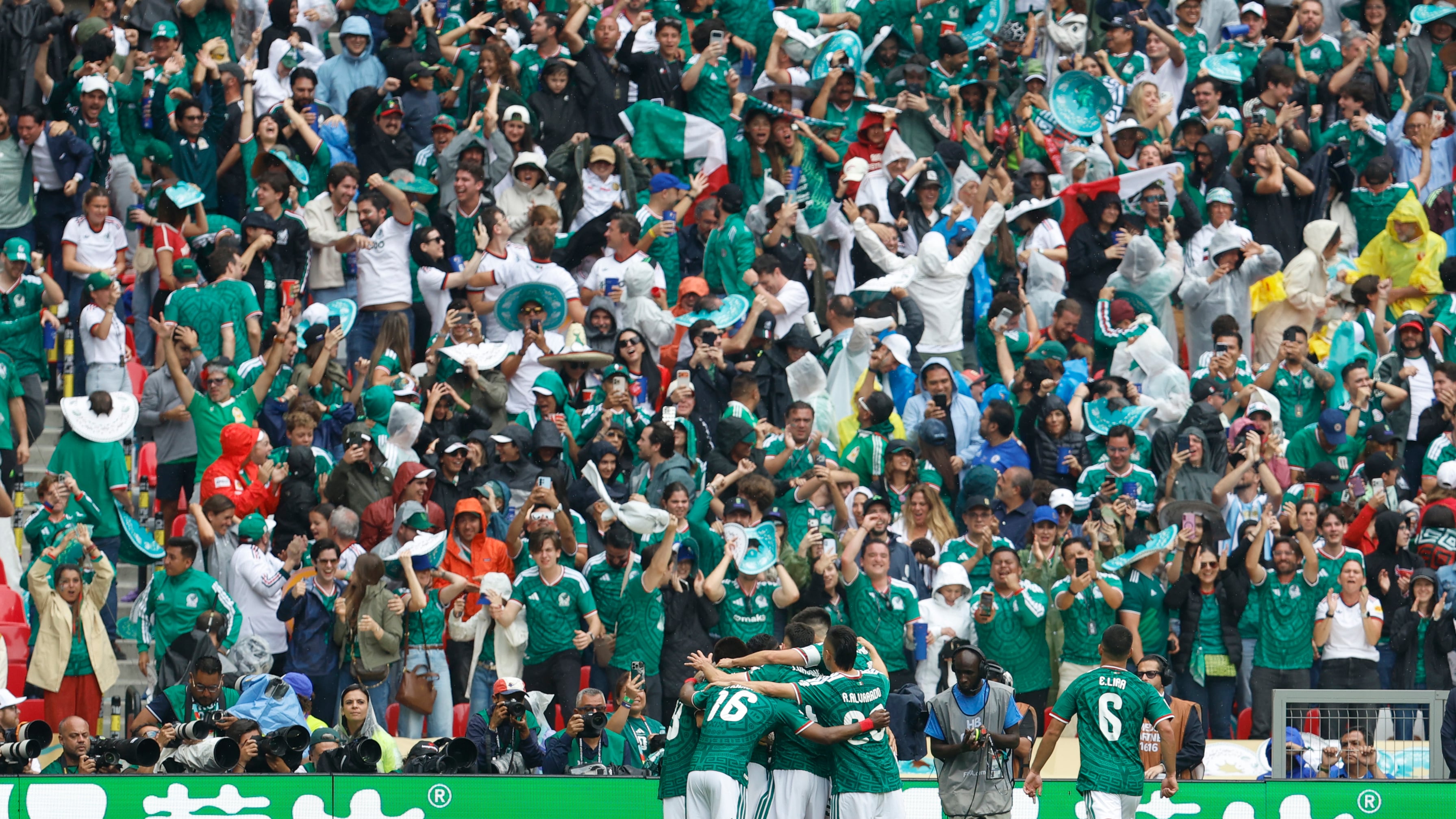GR4336. CIUDAD DE MÉXICO (MÉXICO), 11/06/2026.- Jugadores de México celebran un gol este jueves, durante un partido del grupo A del Mundial de la FIFA 2026 entre México y Sudáfrica en el estadio Azteca de Ciudad de México (México). EFE/ Sashenka Gutiérrez