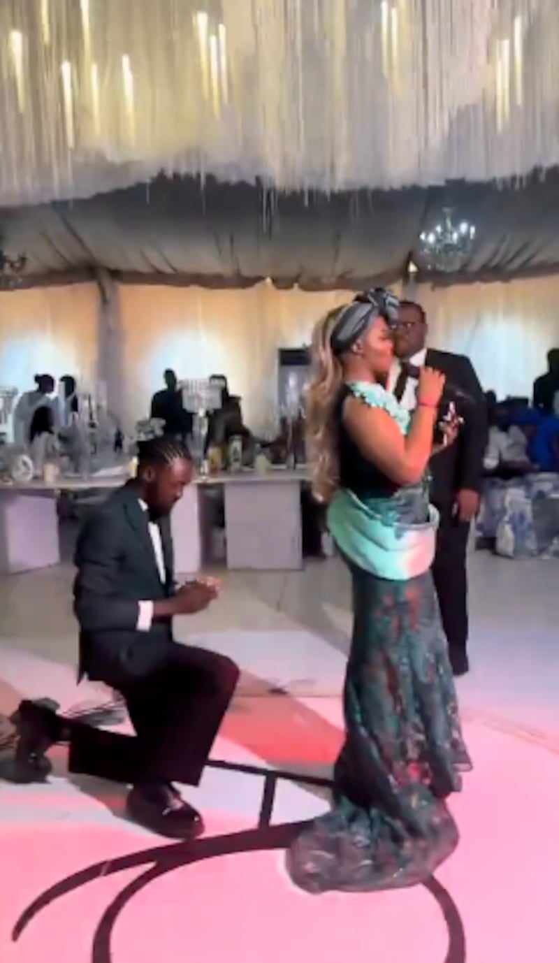 El video de la propuesta fallida en Nigeria suma miles de reacciones en redes.