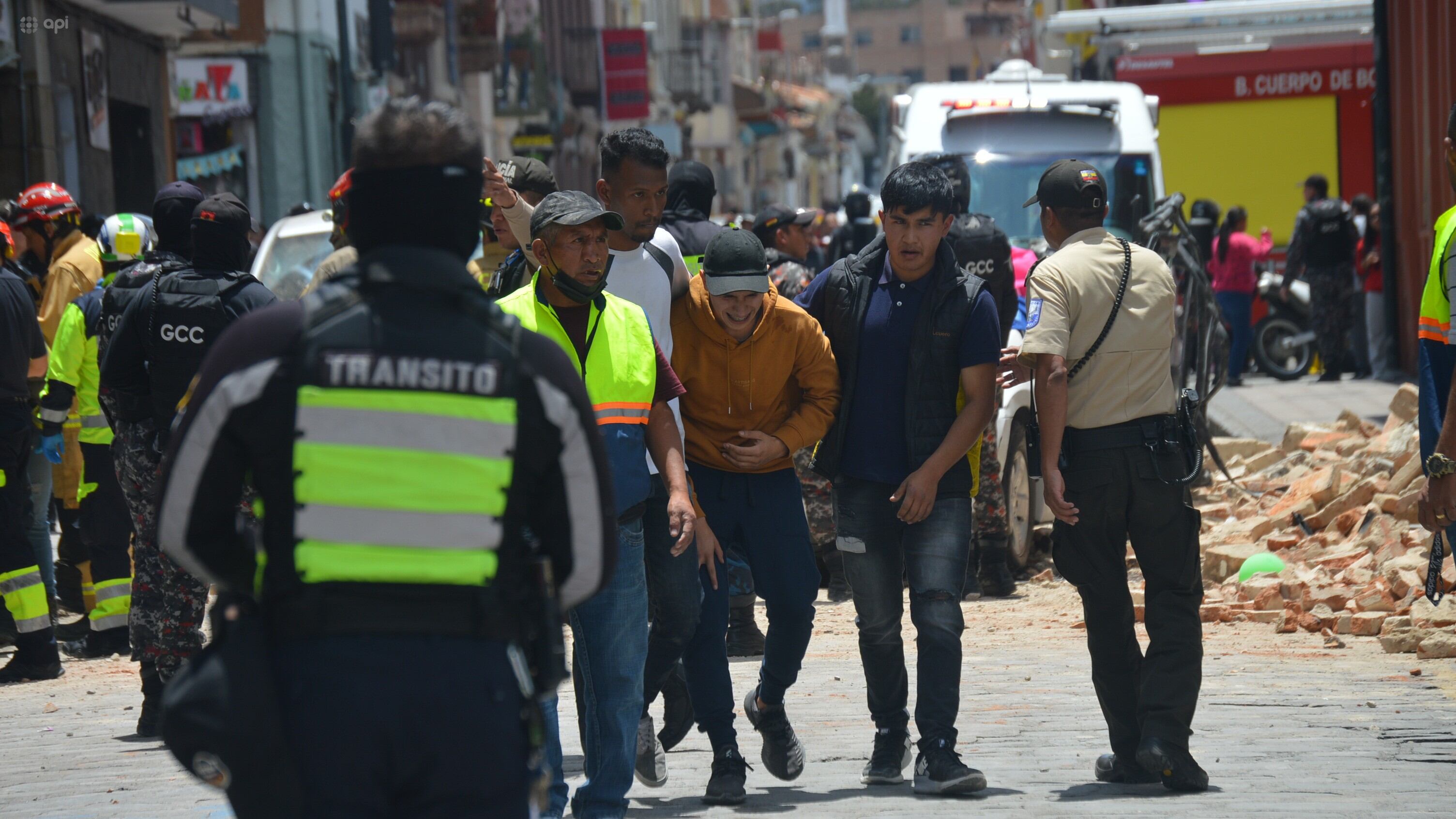 Incrementan los muertos por terremoto en Ecuador