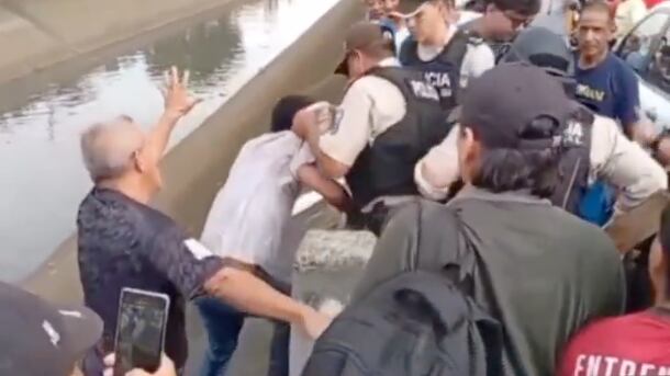 Ladrón intenta huir por un canal de aguas residuales tras asaltar un bus en Guayaquil
