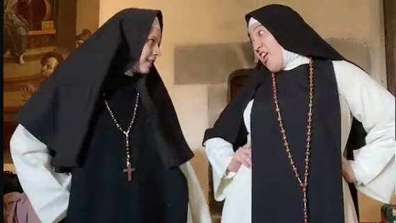 "Monjitas realizan las coreografías de Rosalía".