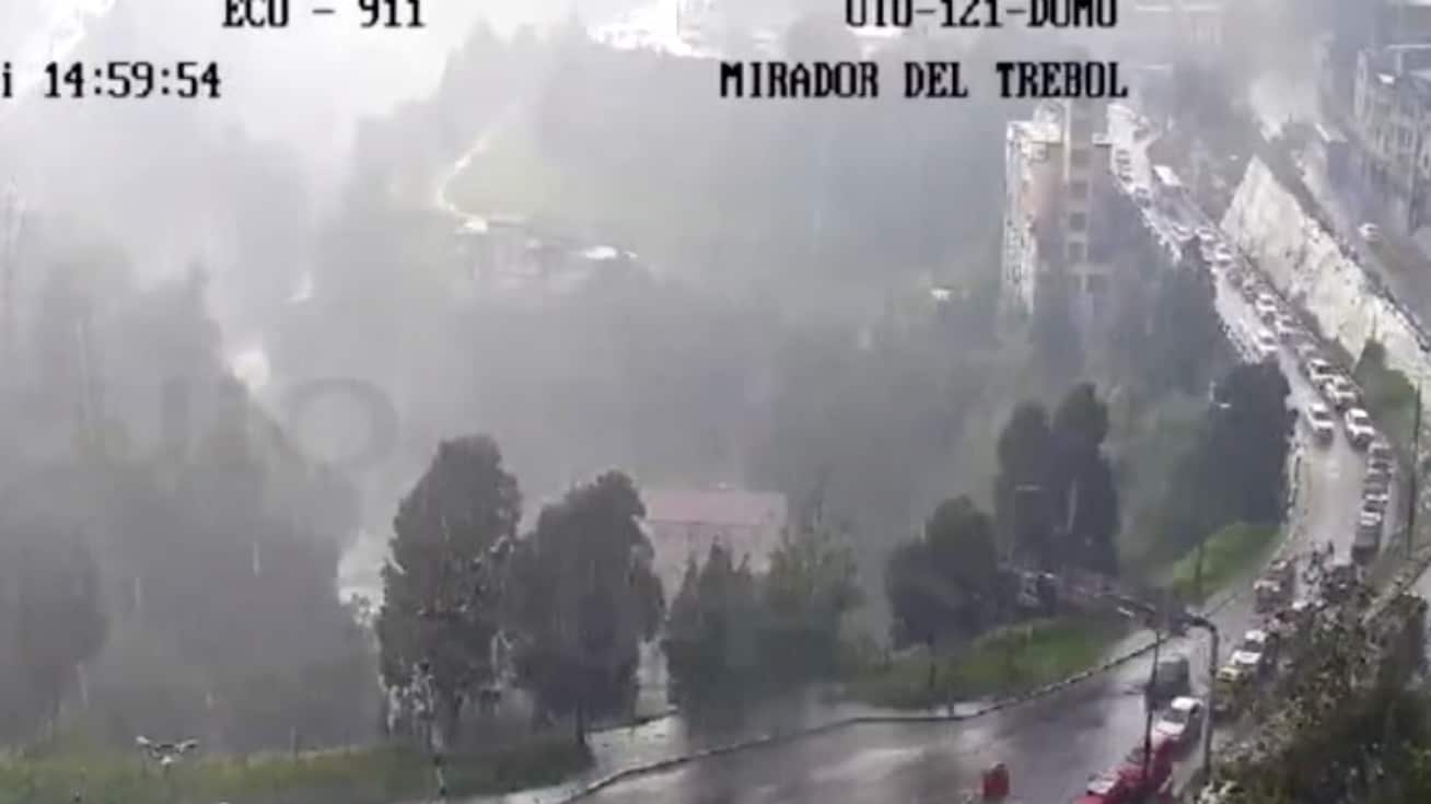 Quito: Fuerte lluvia en Quito provoca congestión vehicular en distintas arterias viales