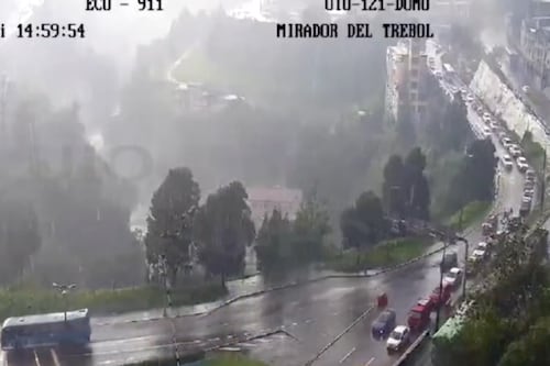 Quito: Fuerte lluvia y granizo en Quito provoca congestión vehicular en distintas arterias viales