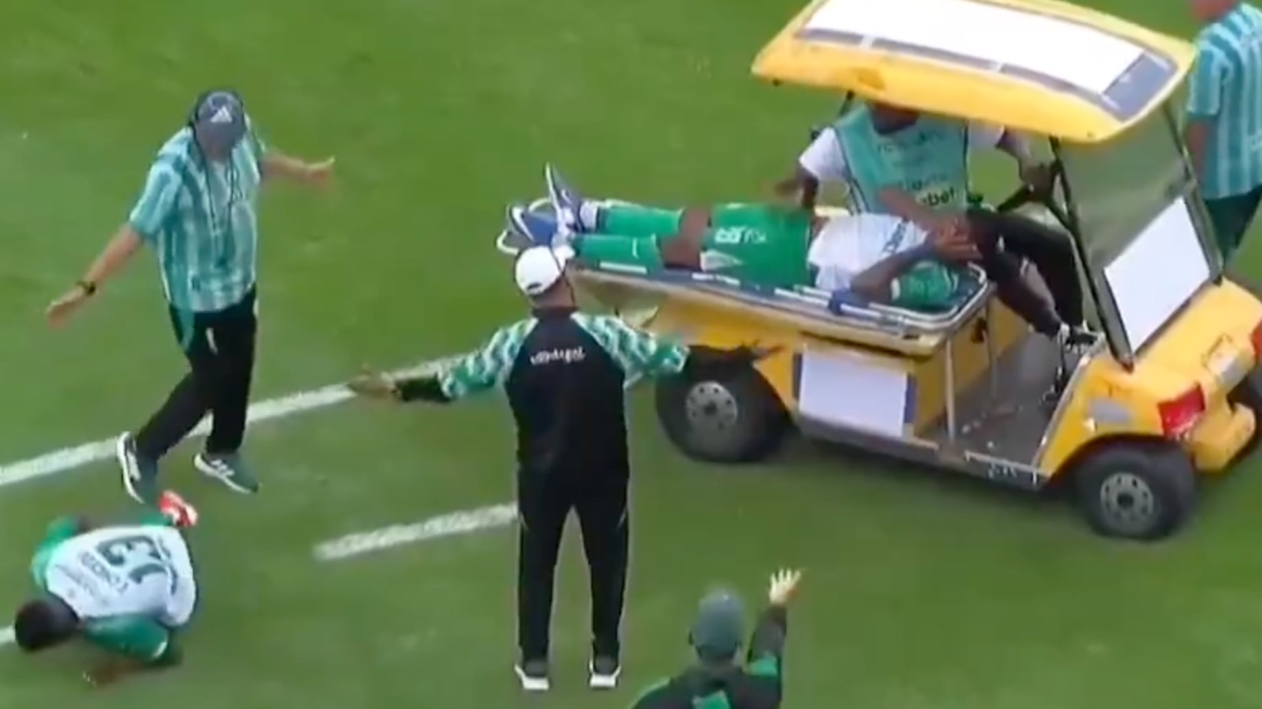 “No lo vi”: Carrito médico atropelló a un jugador de Liga de Portoviejo en pleno partido - Fuente: Video de X