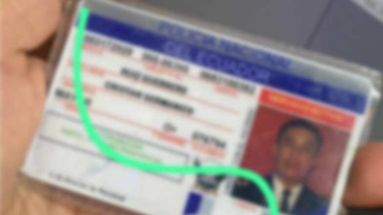 Delincuente se hace pasar por policía con credenciales robadas.