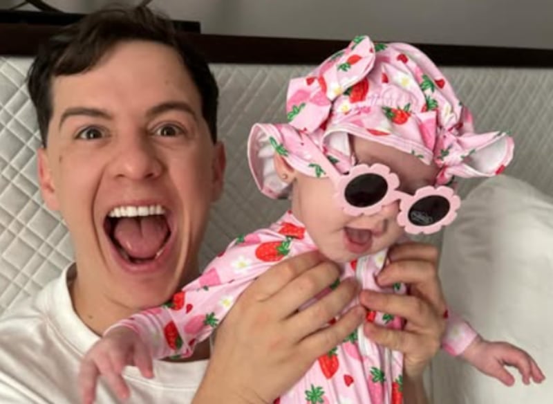 Lele Pons y Guaynaa junto a su pequeña hija