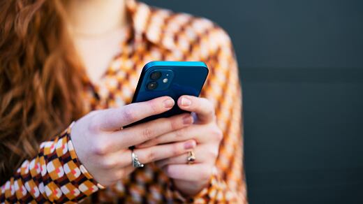 Le robaron el celular mientras se grababa en un parque del sur de Quito