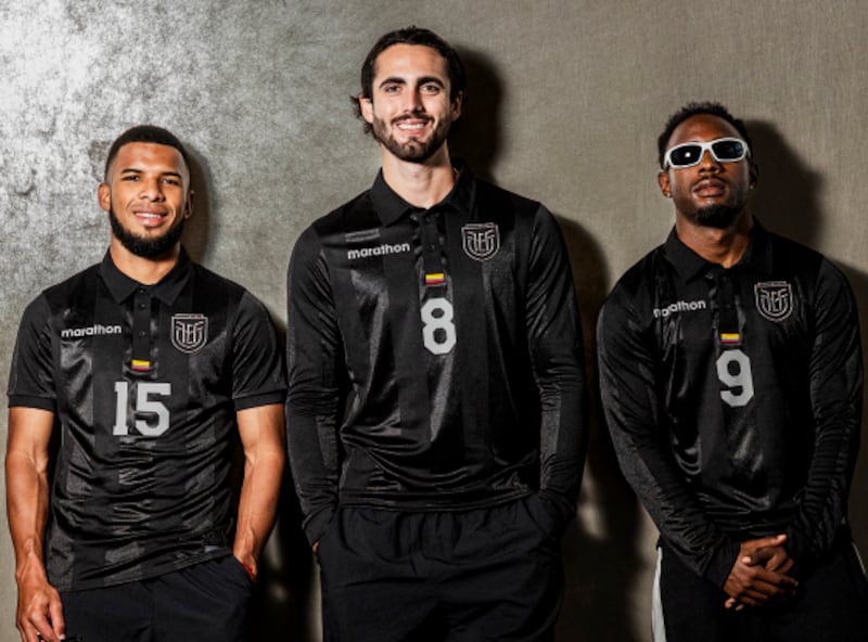 La indumentaria conmemorativa diseñada por Marathon Sports retoma el color negro