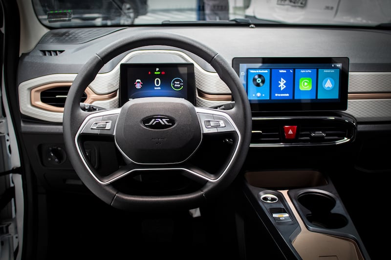 El interior del JAC E10X refleja modernidad y practicidad