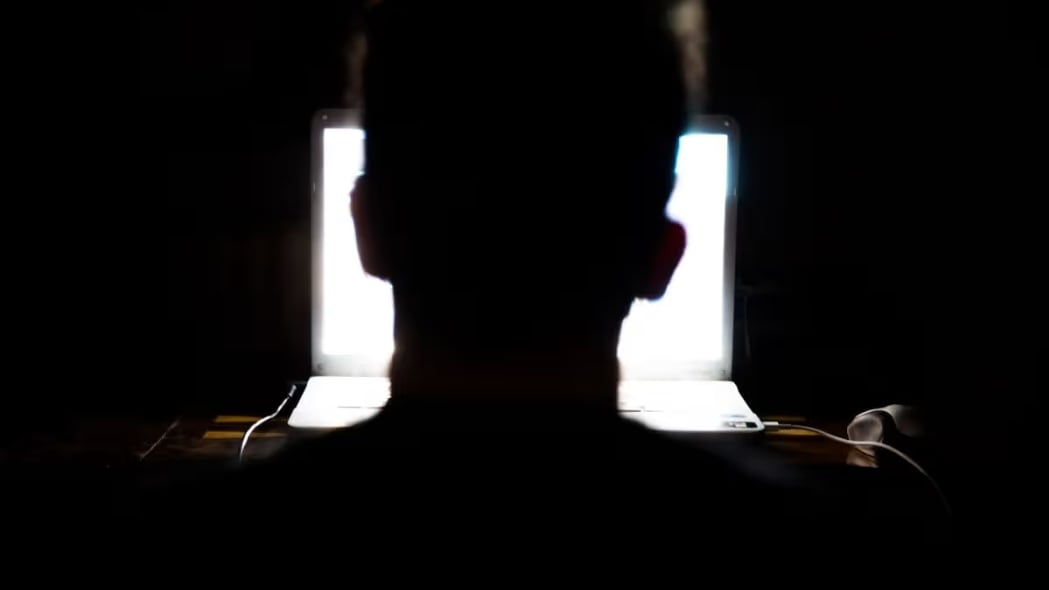 Menores fueron atraídas a un edificio abandonado en la cima de una montaña, abusadas y abandonadas. Imagen referencial