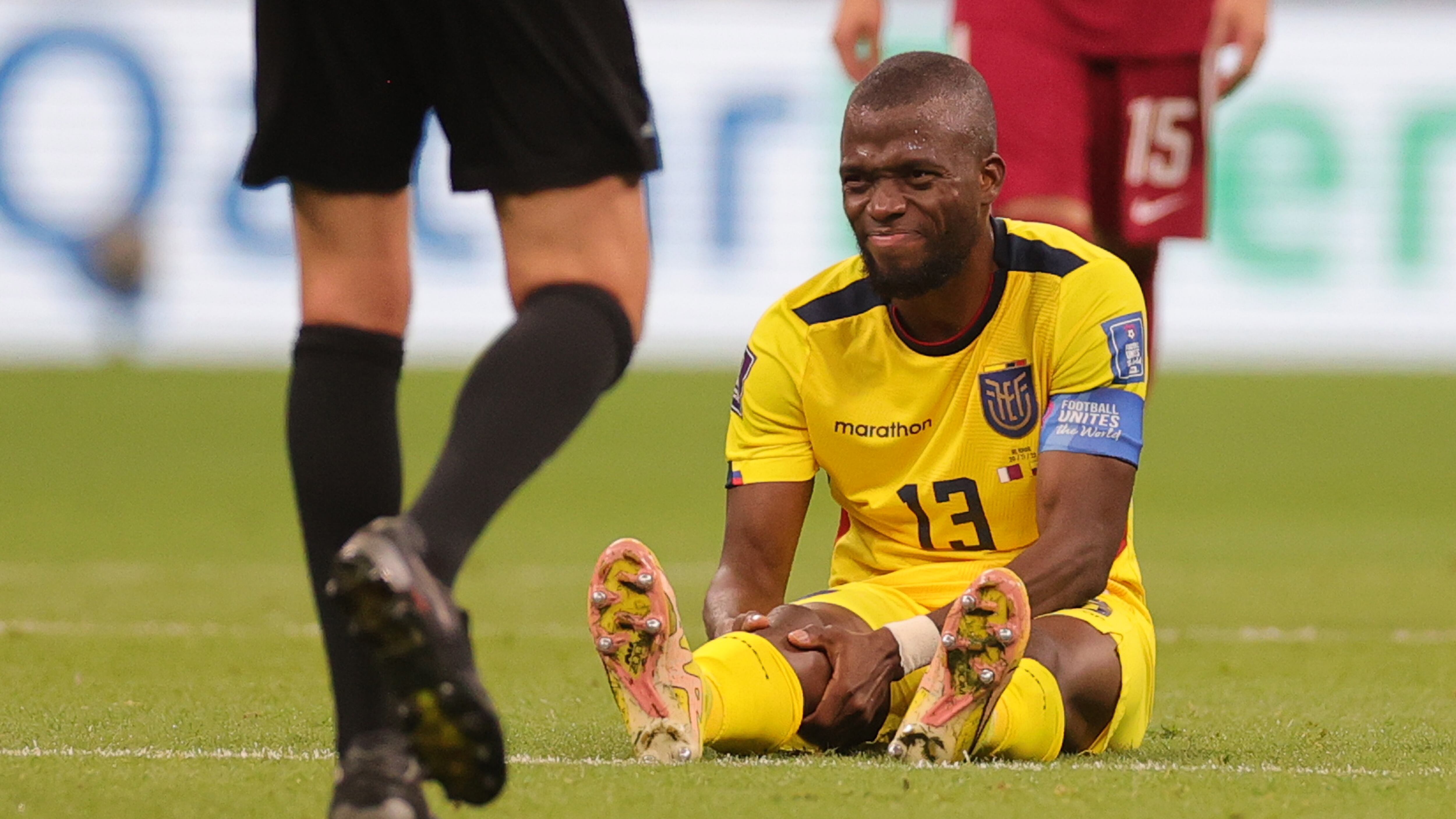 Al Khor (Qatar), 20/11/2022.- Enner Valencia de Ecuador se toma con dolor su rodilla derecha tras fuertes faltas de los anfitriones. EFE