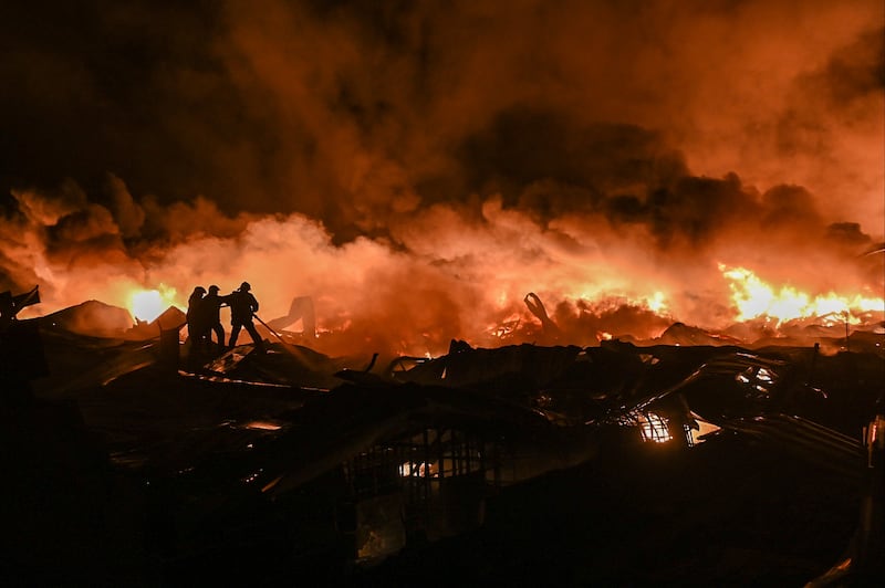 Una fuerte explosión en polo industrial cerca del principal aeropuerto de Argentina