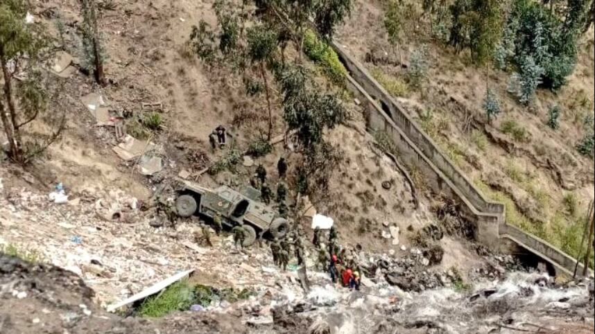 Un militar falleció luego de que un vehículo de las Fuerzas Armadas cayera por una quebrada.