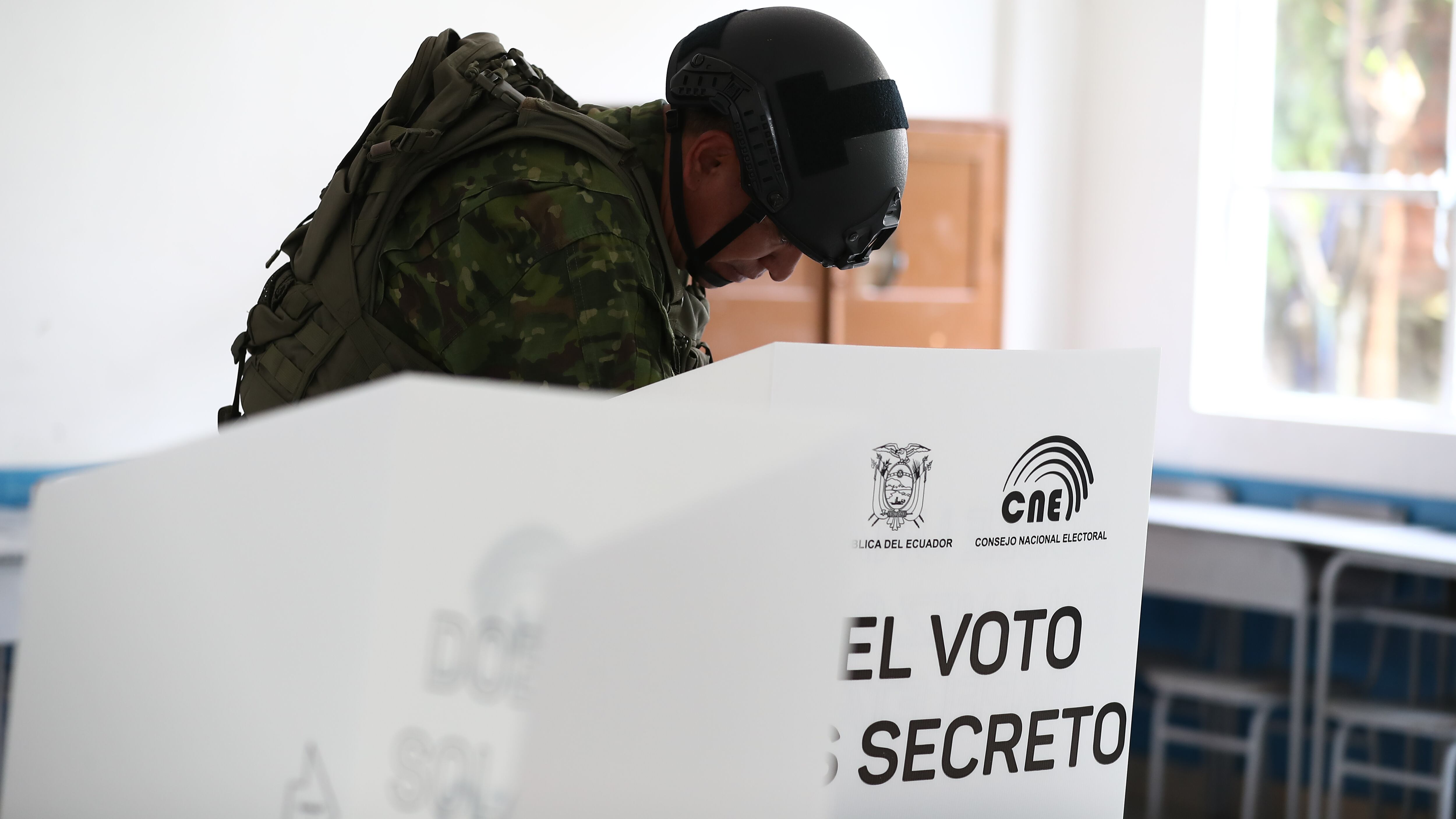 Un militar vota para la jornada de Elecciones 2023, hoy, en Quito
