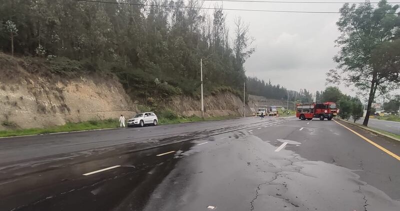 Tanquero se volcó en la Av. Simón Bolívar a horas de Nochebuena