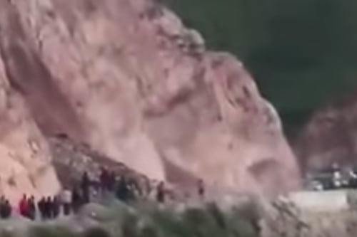 VIDEO: Mujer fue aplastada por deslizamiento de tierra por bajarse a grabar
