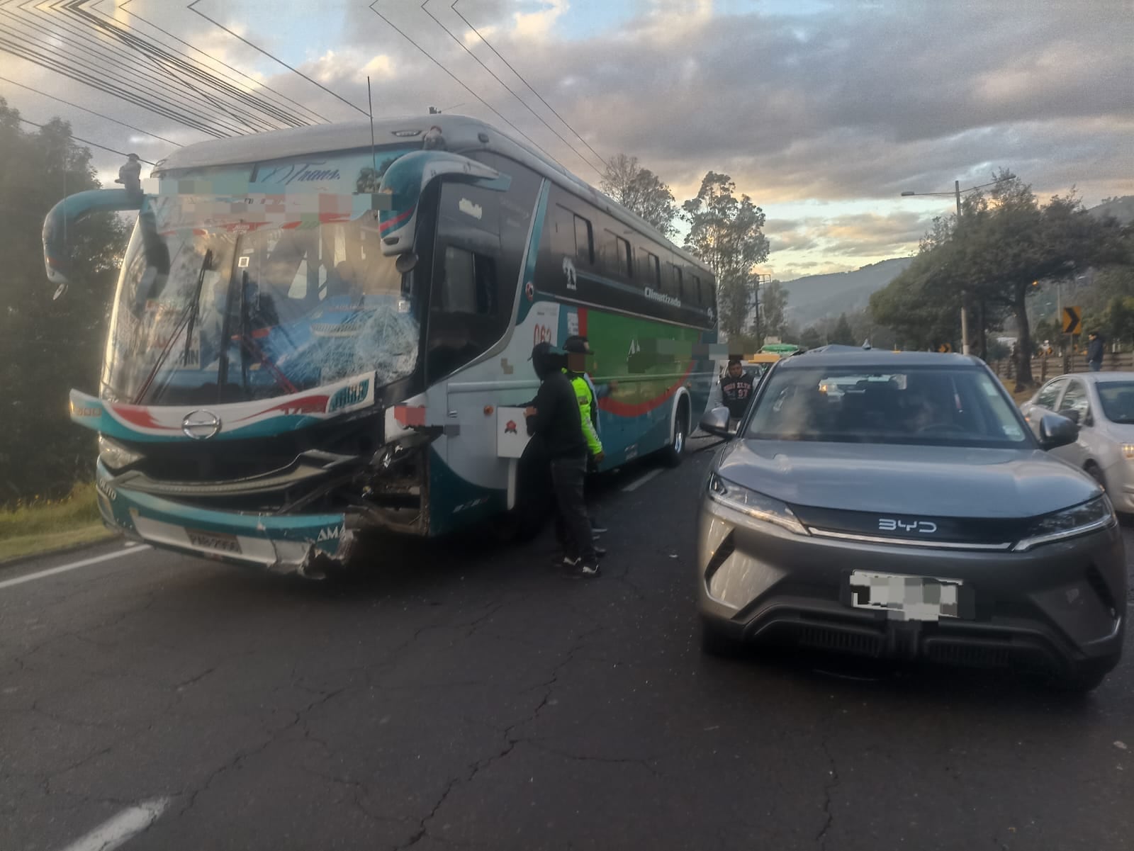 Múltiple accidente en Autopista General Rumiñahui deja varios heridos