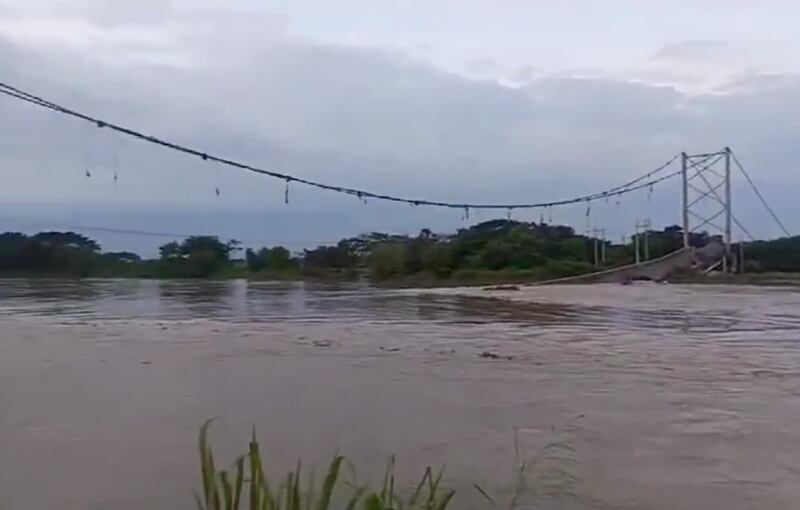 Colapsa puente en Daule.