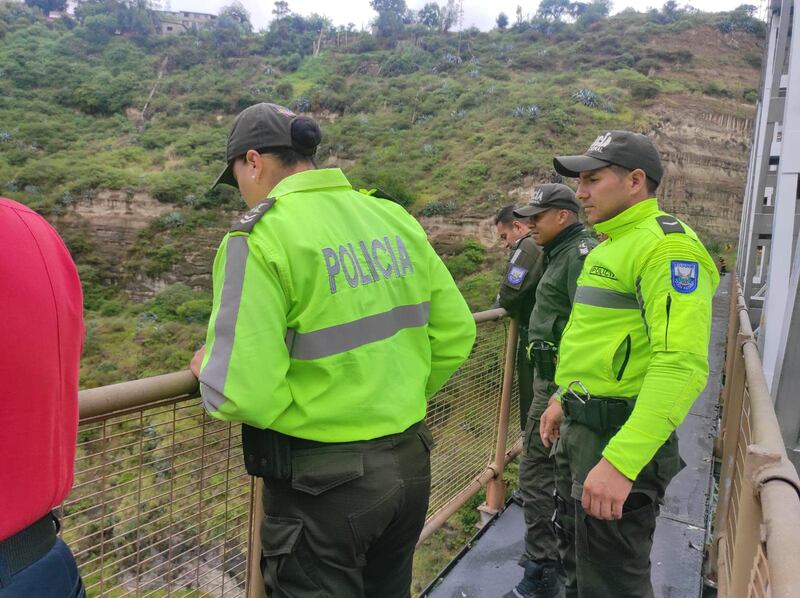 Una persona se lanzó del puente antiguo sobre el río Chiche