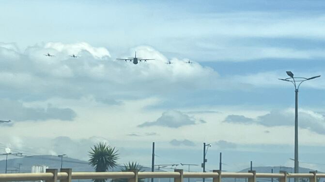 Aviones sobrevuelan el cielo de Quito.