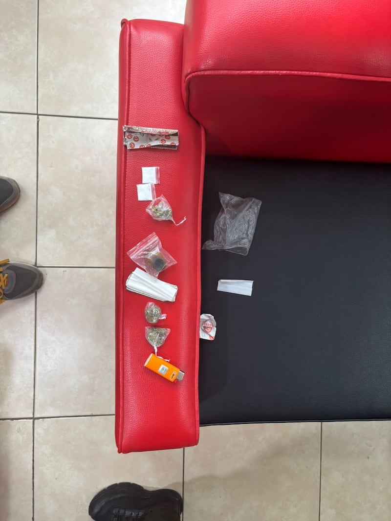 Clausuran barbería clandestina en el sur de Quito: habría sido utilizada como punto de distribución de drogas