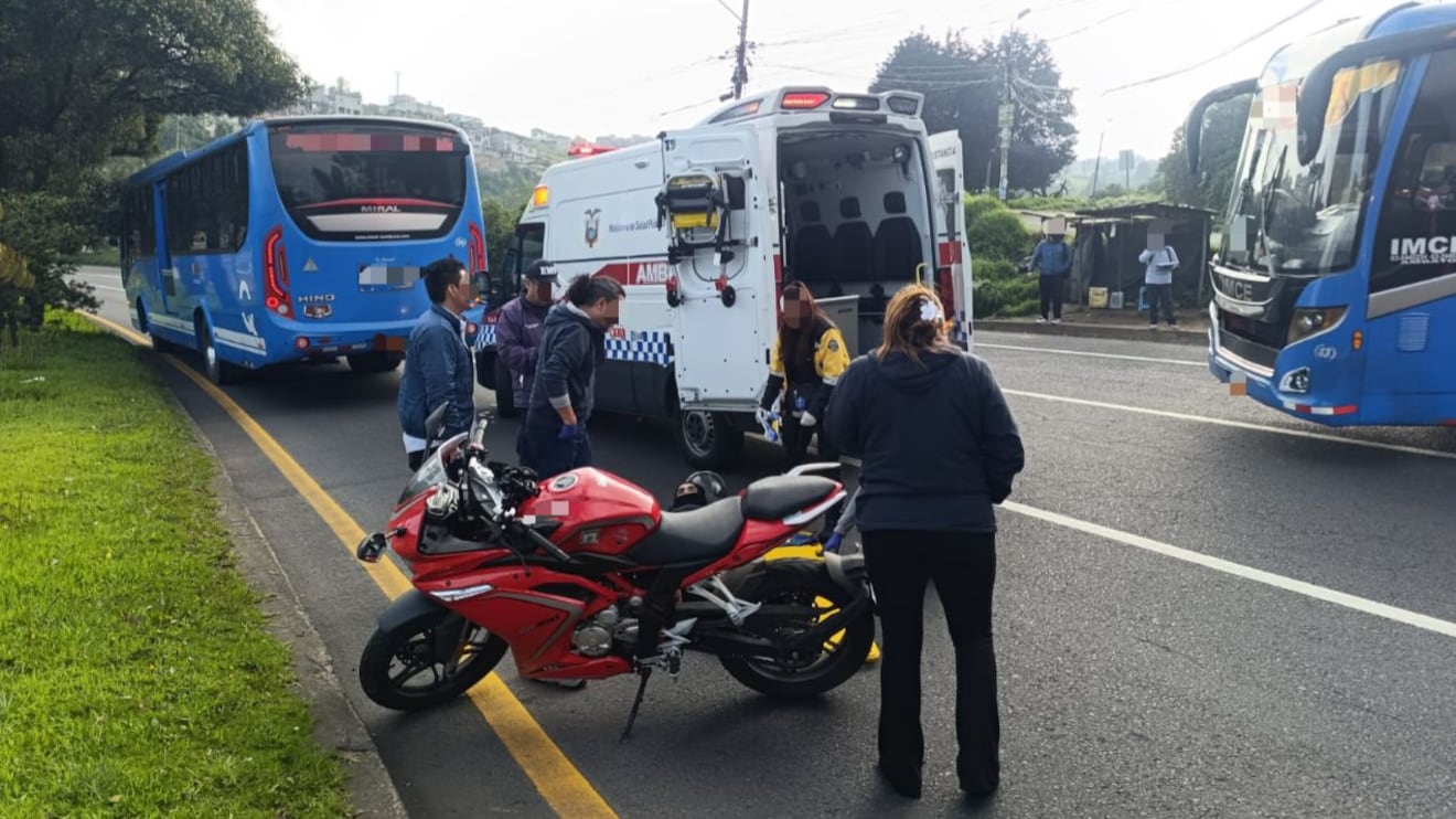 Quito: Accidente entre bus y motocicleta en la Av. Pérez Bustamante deja un herido